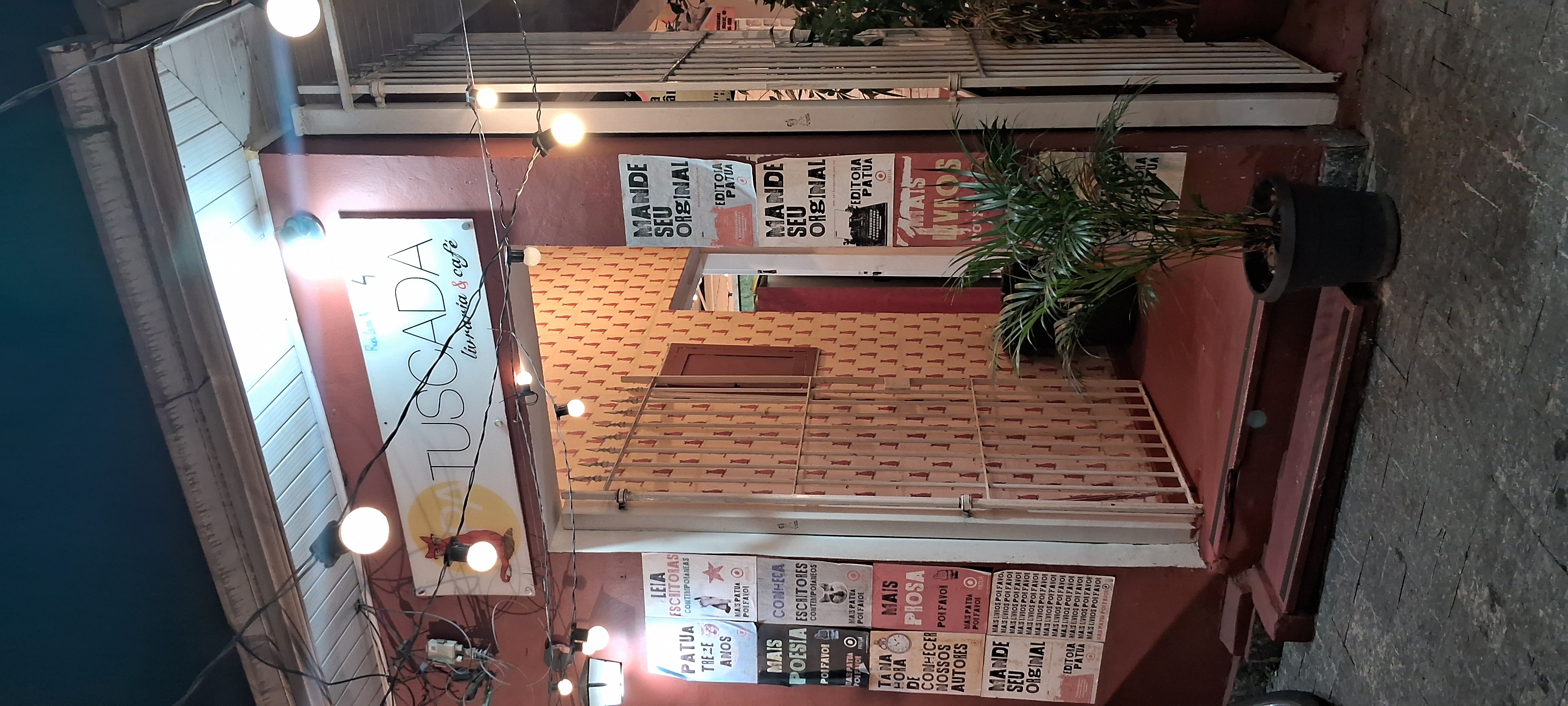 Interior acolhedor da Livraria Patuscada