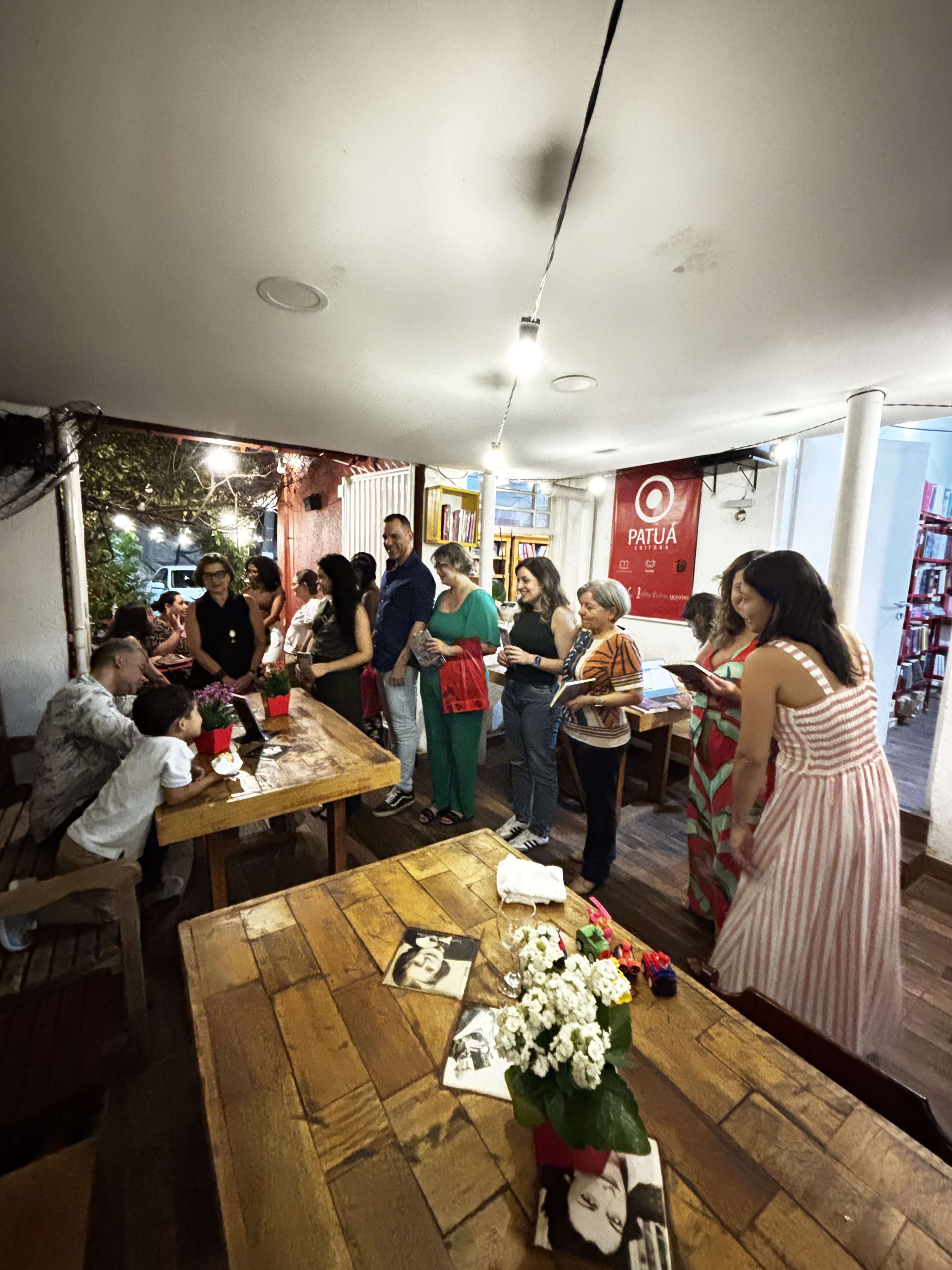 Luciano na Livraria Patuscada durante o lançamento