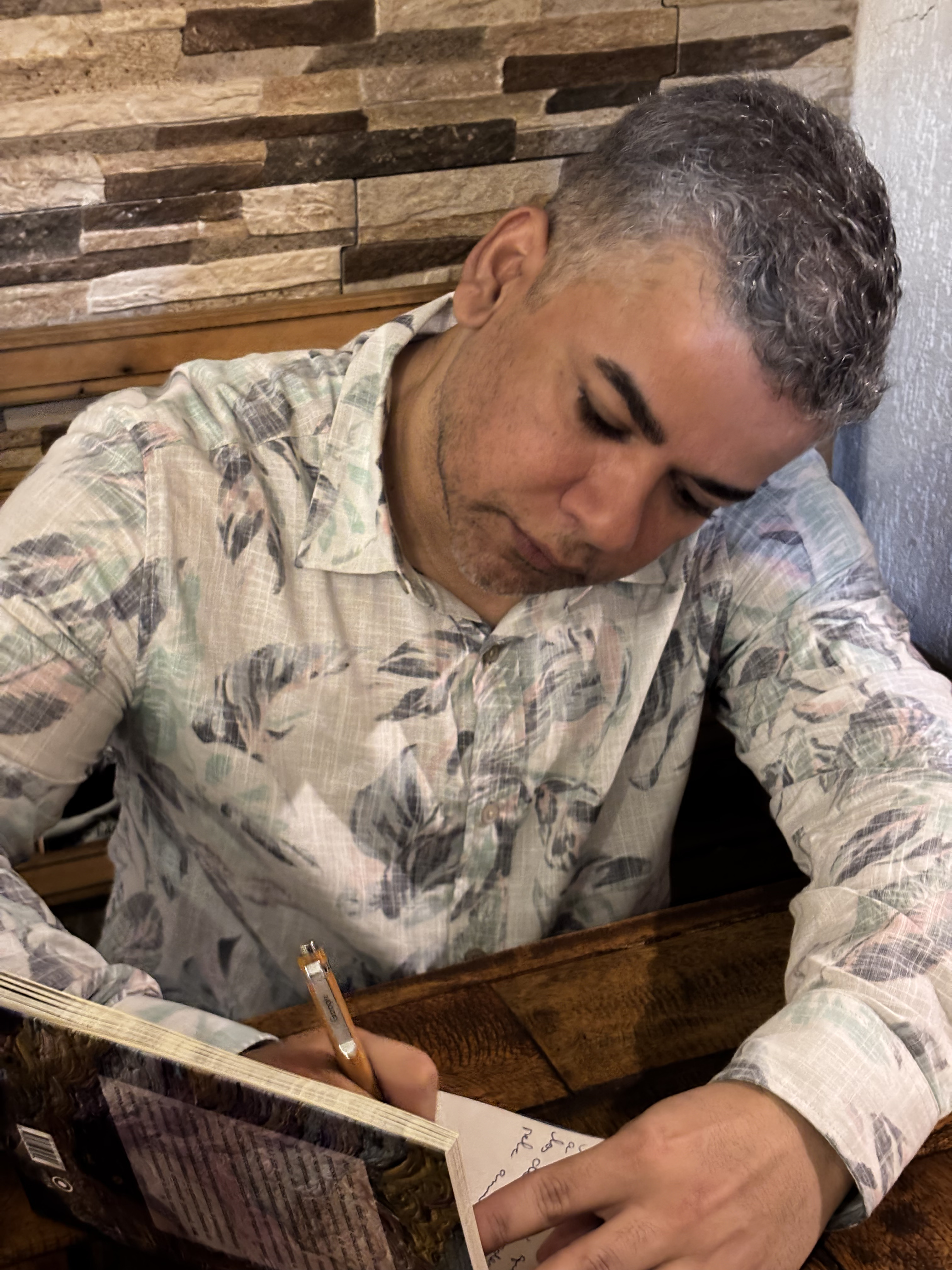 Luciano autografando exemplares para os leitores