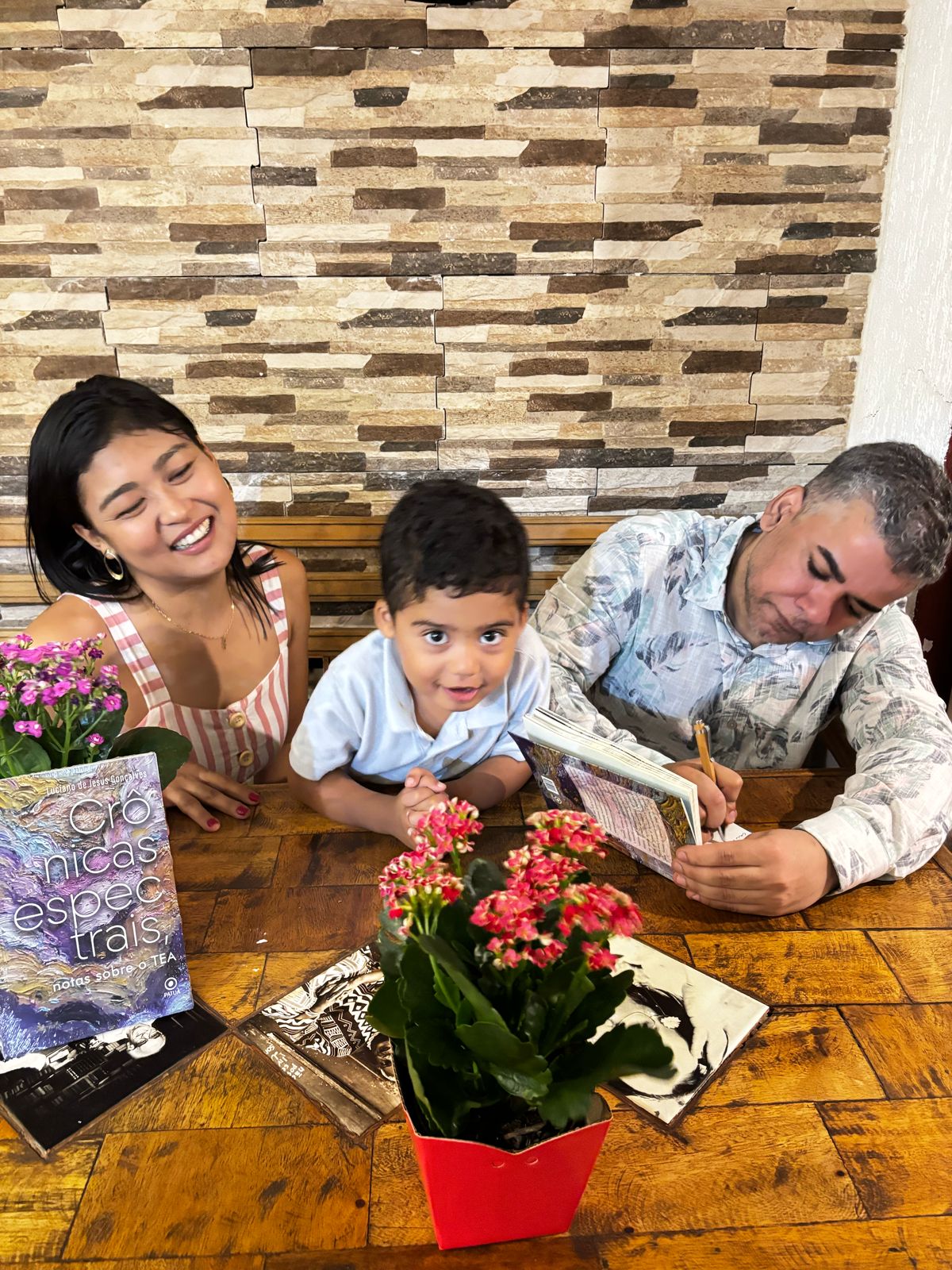 Luciano autografando exemplares na Patuscada