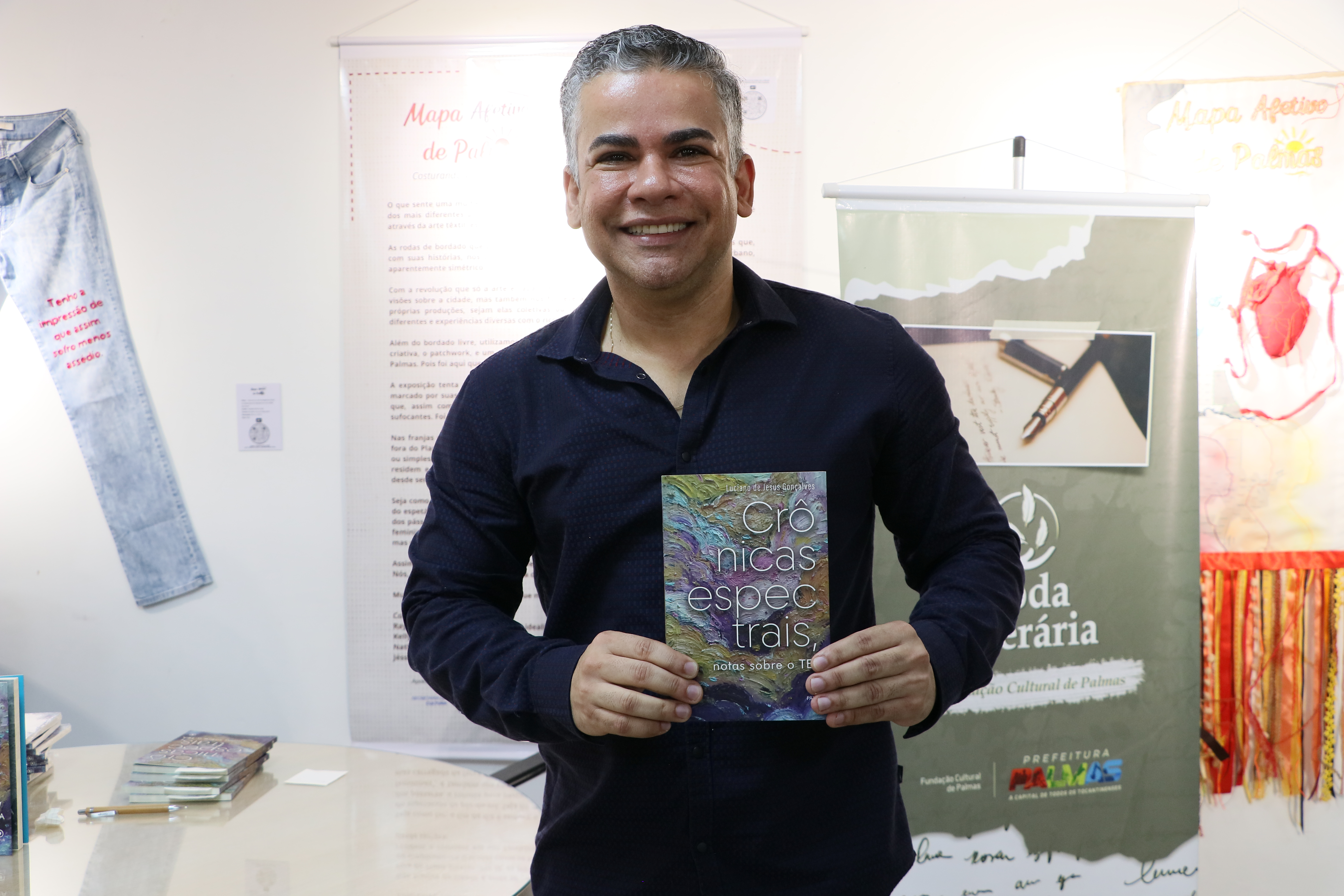 Luciano autografando exemplares para os leitores