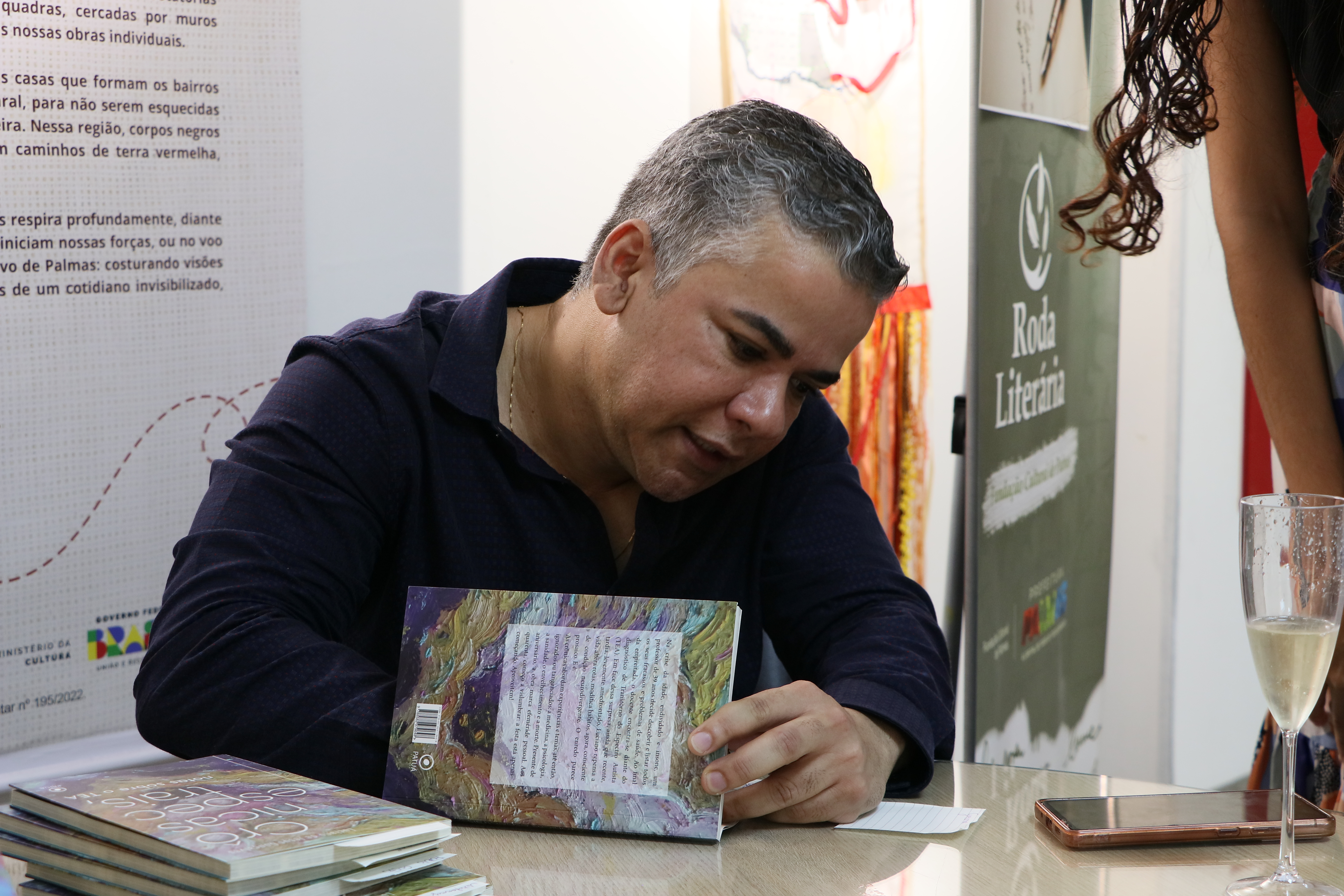 Luciano autografando livros no lançamento em Palmas