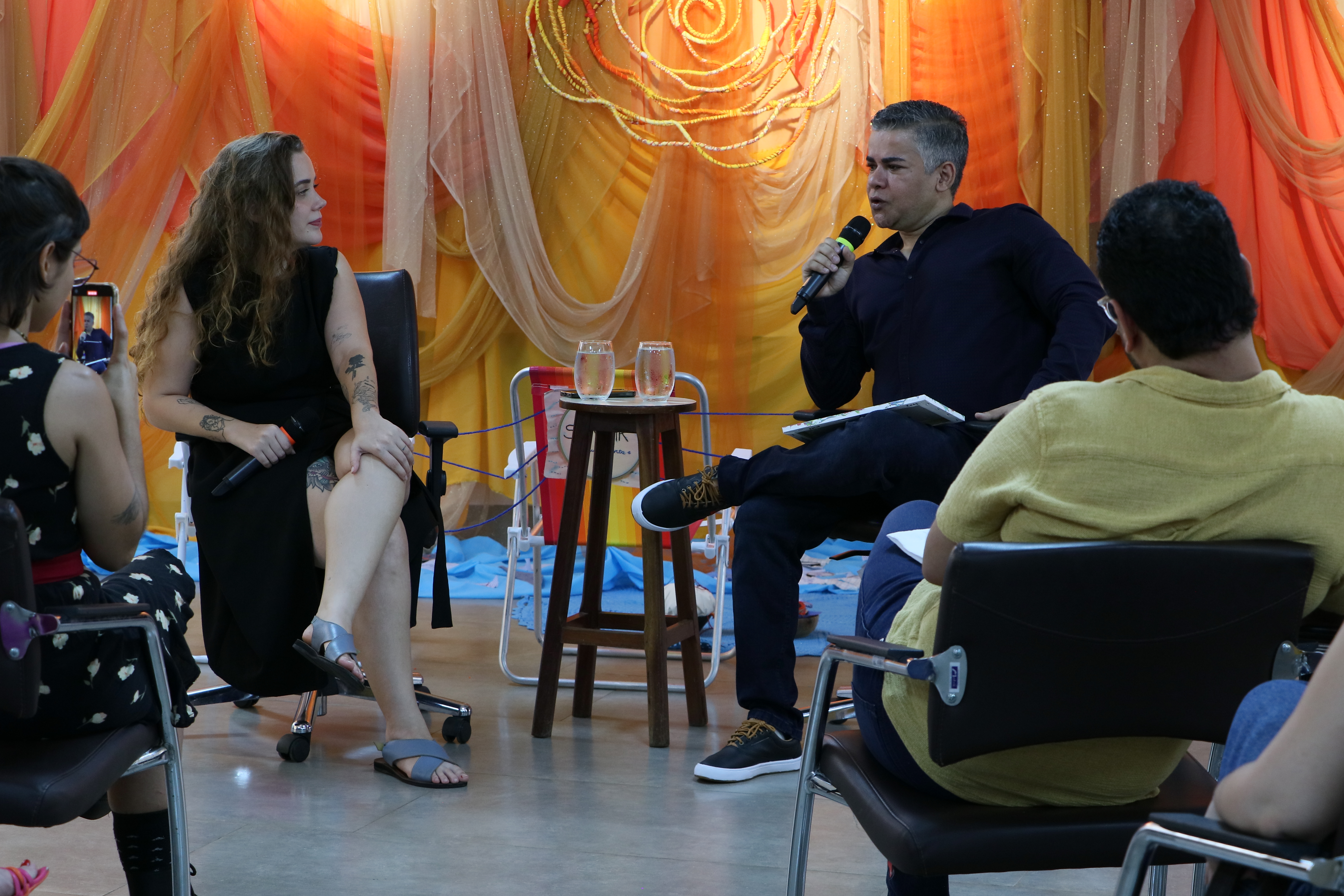 Luciano concedendo entrevista durante o evento